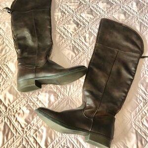 Knee high light brown size 9 zip on boots. Low heel, great slip on Target boot.